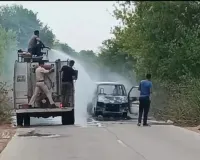 सड़क पर दौड़ती कार अचानक बनी आग का गोला, दो लोगों ने कूद कर बचाई जान